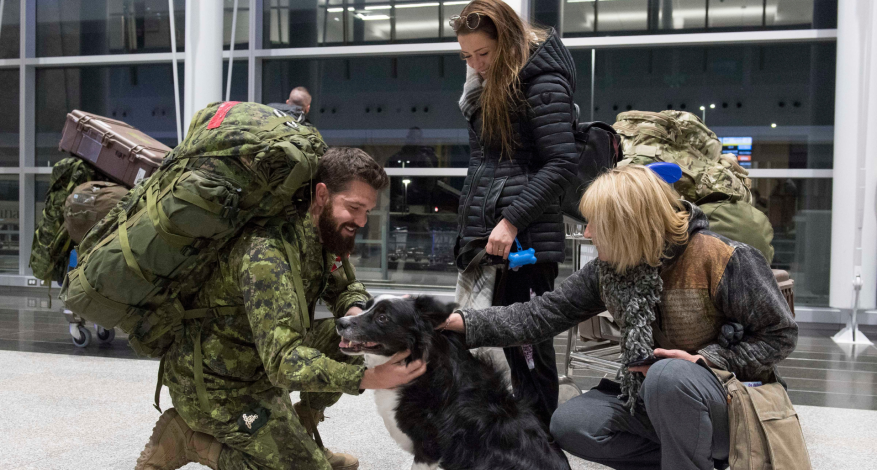 The first group of soldiers, mostly from 5 Canadian Mechanized Brigade Group, return to Canada after completing Roto 6 of Operation UNIFIER, April 4, 2019, at Jean-Lesage Airport, Quebec, Qc. Photo: Trooper Marc-André Leclerc VL05-2019-0019-004